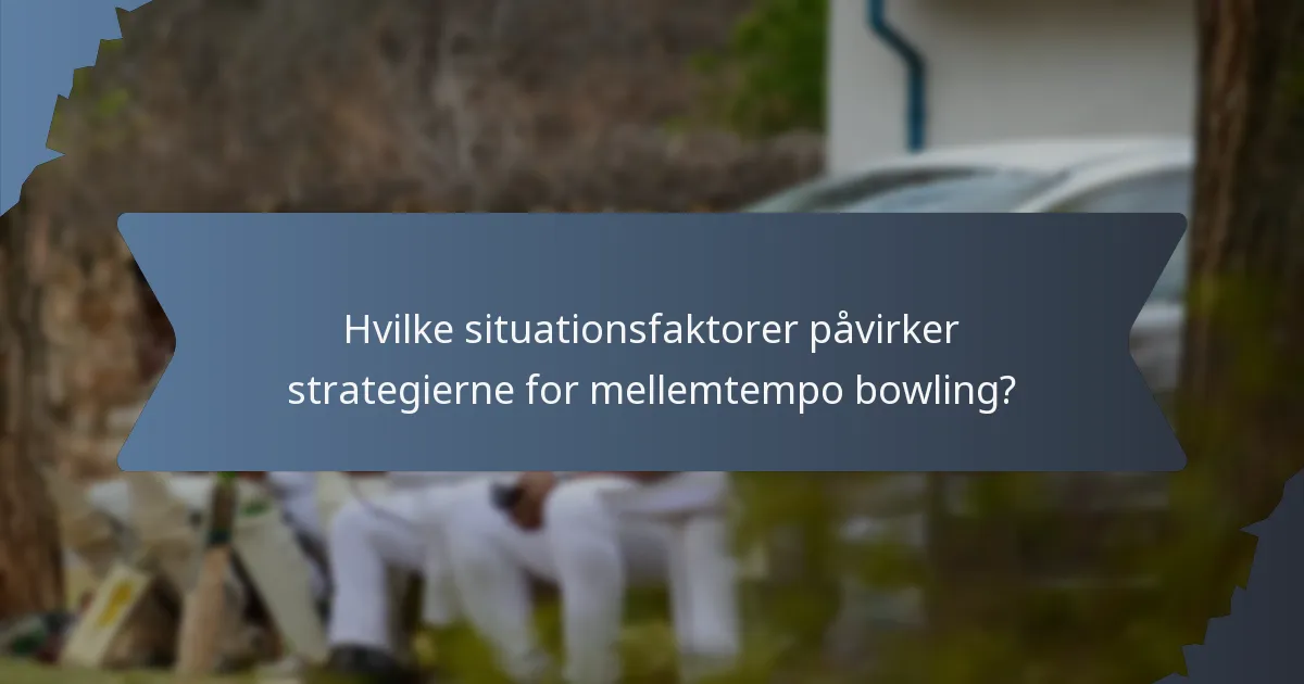 Hvilke situationsfaktorer påvirker strategierne for mellemtempo bowling?